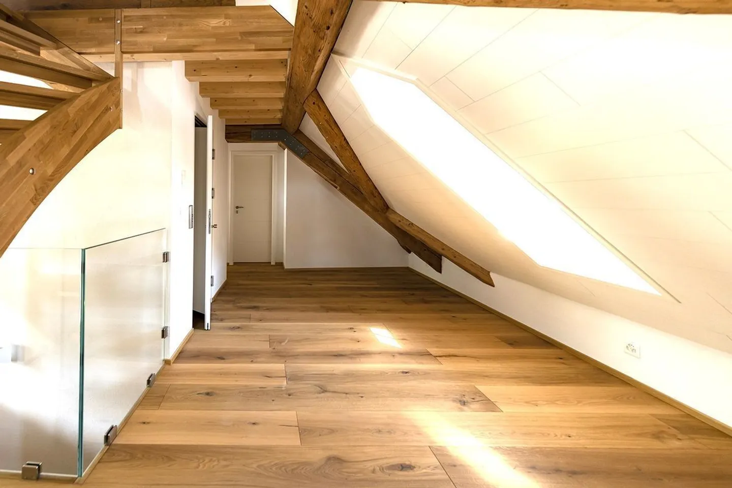 Ampio e moderno attico con accesso diretto all'ascensore - Foto 6 di 8