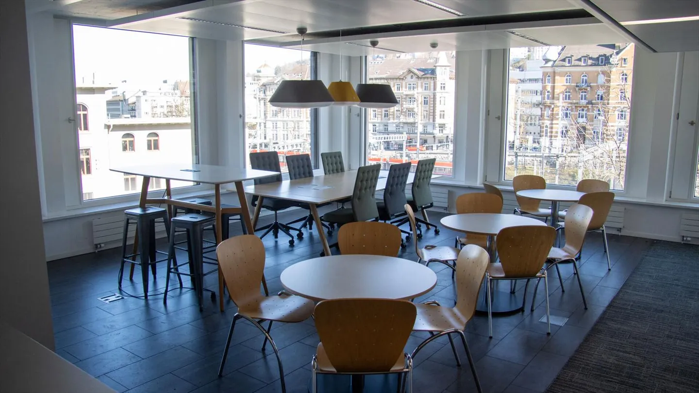 Large office space for rent directly at St. Gallen train station - Photo 6 of 7