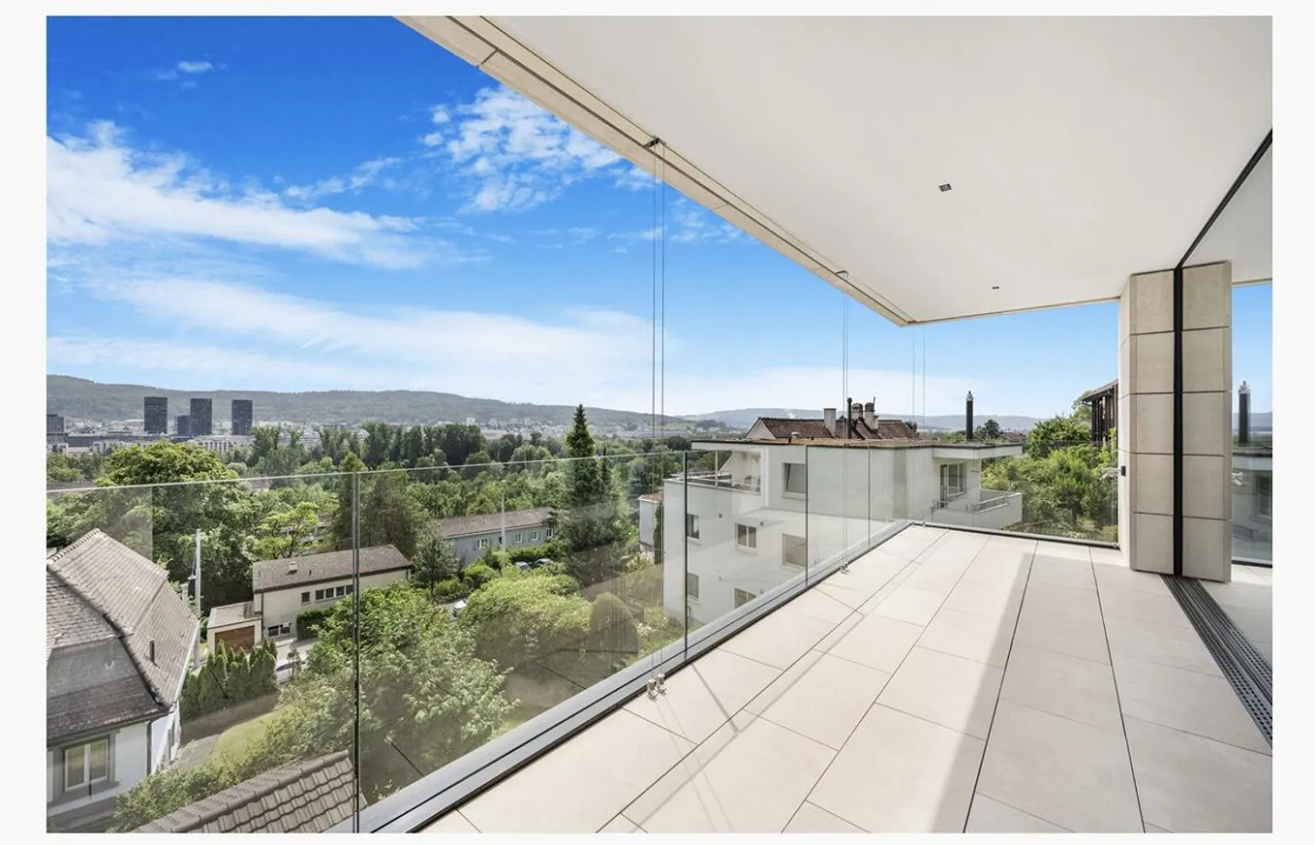 Hochwertige Immobilie in ruhiger Lage mit Panoramablick auf die Stadt - Foto 3 von 8