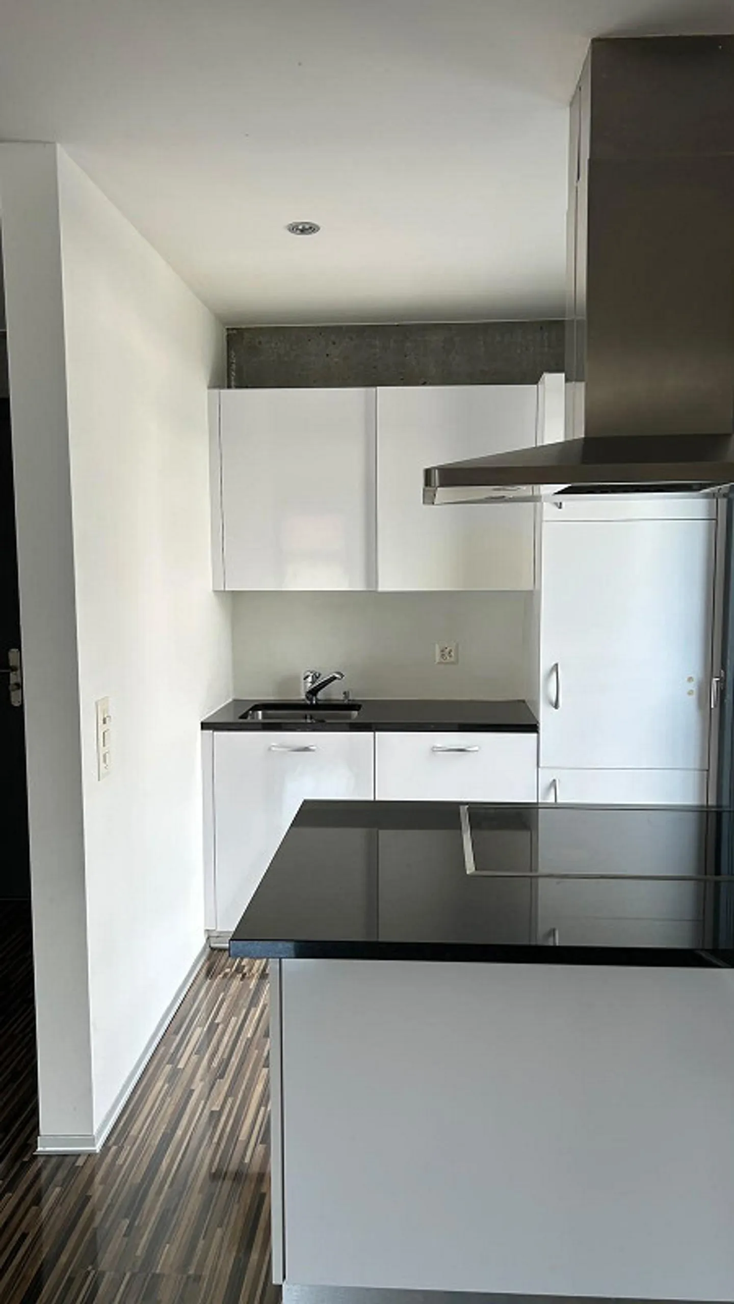 Modern 2.5-room apartment with kitchen island - central, bright & perfect - Photo 2 of 7