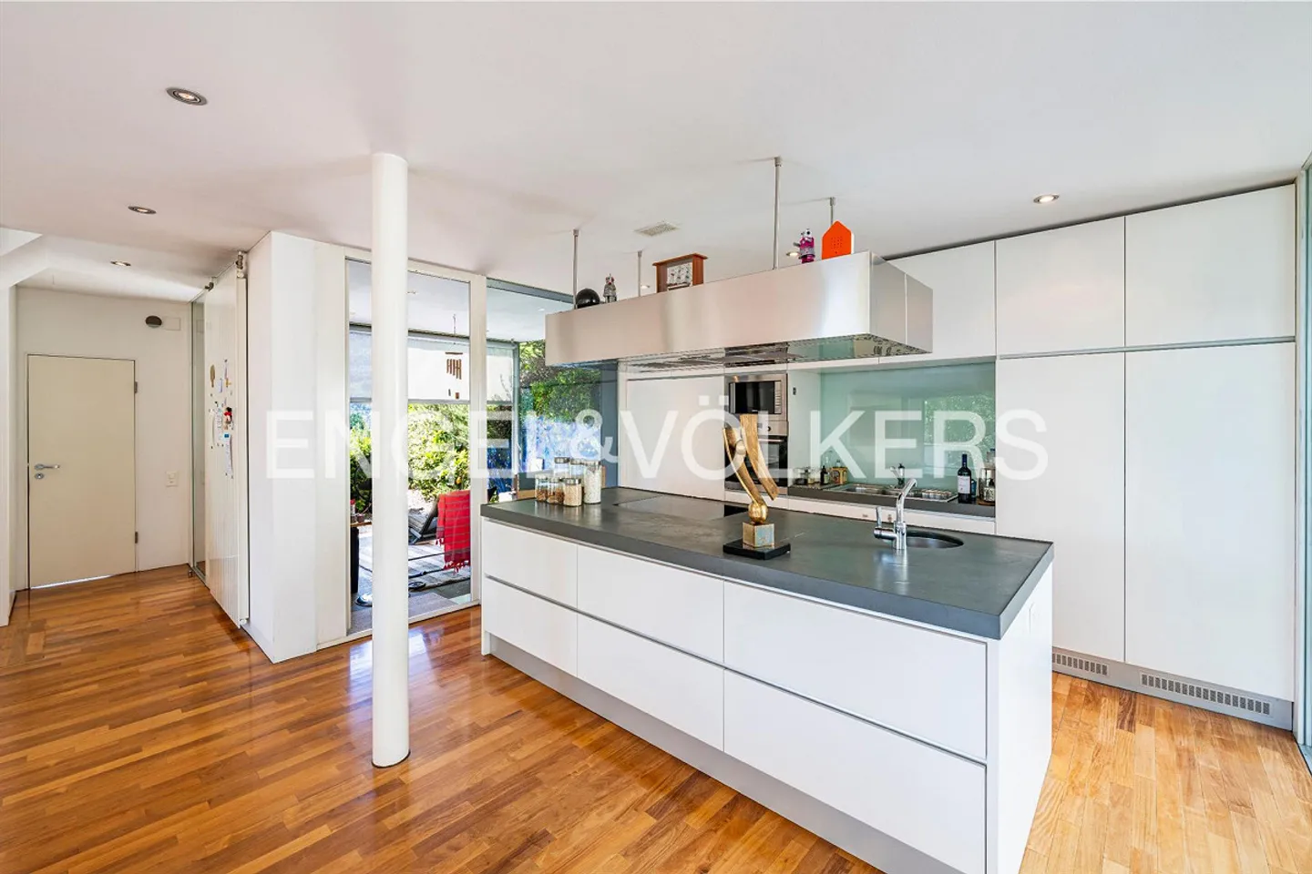 Villa moderne avec vue sur le lac et piscine - Photo 4 sur 13