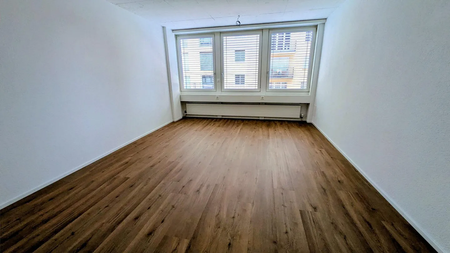 PLENTY OF SPACE FOR YOUR IDEAS! Freshly renovated commercial space (185 m²) - Photo 4 of 9