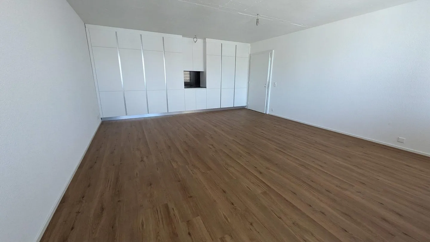 PLENTY OF SPACE FOR YOUR IDEAS! Freshly renovated commercial space (185 m²) - Photo 2 of 9