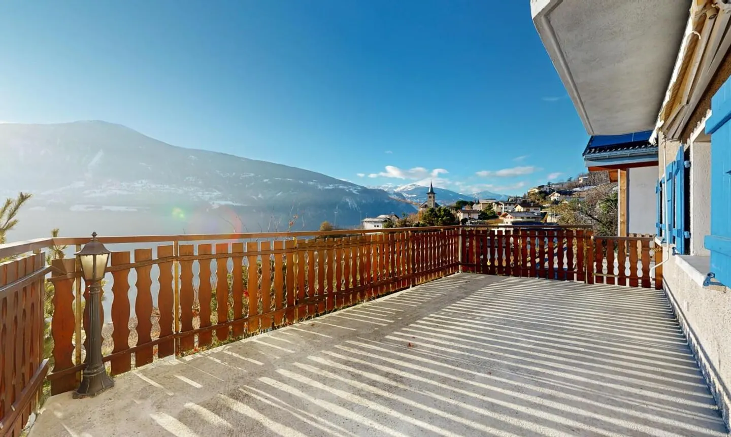 Charming House with Mountain Views - Photo 3 of 11