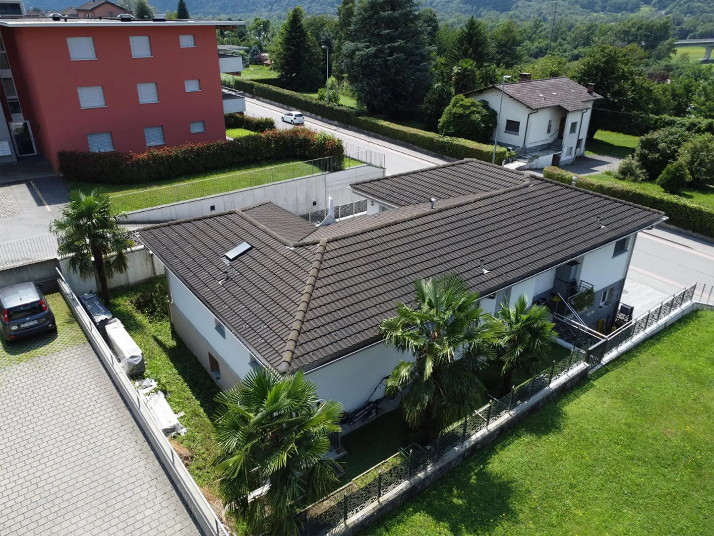 Prestigeträchtige Moderne Immobilie mit Großem Balkon und Doppelgarage - Foto 1 von 13