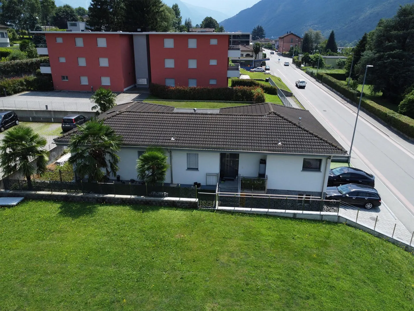 Prestigeträchtige Moderne Immobilie mit Großem Balkon und Doppelgarage - Foto 3 von 13