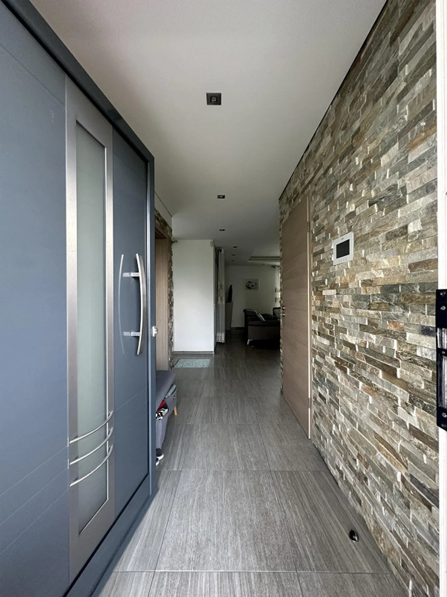 Prestigeträchtige Moderne Immobilie mit Großem Balkon und Doppelgarage - Foto 5 von 13