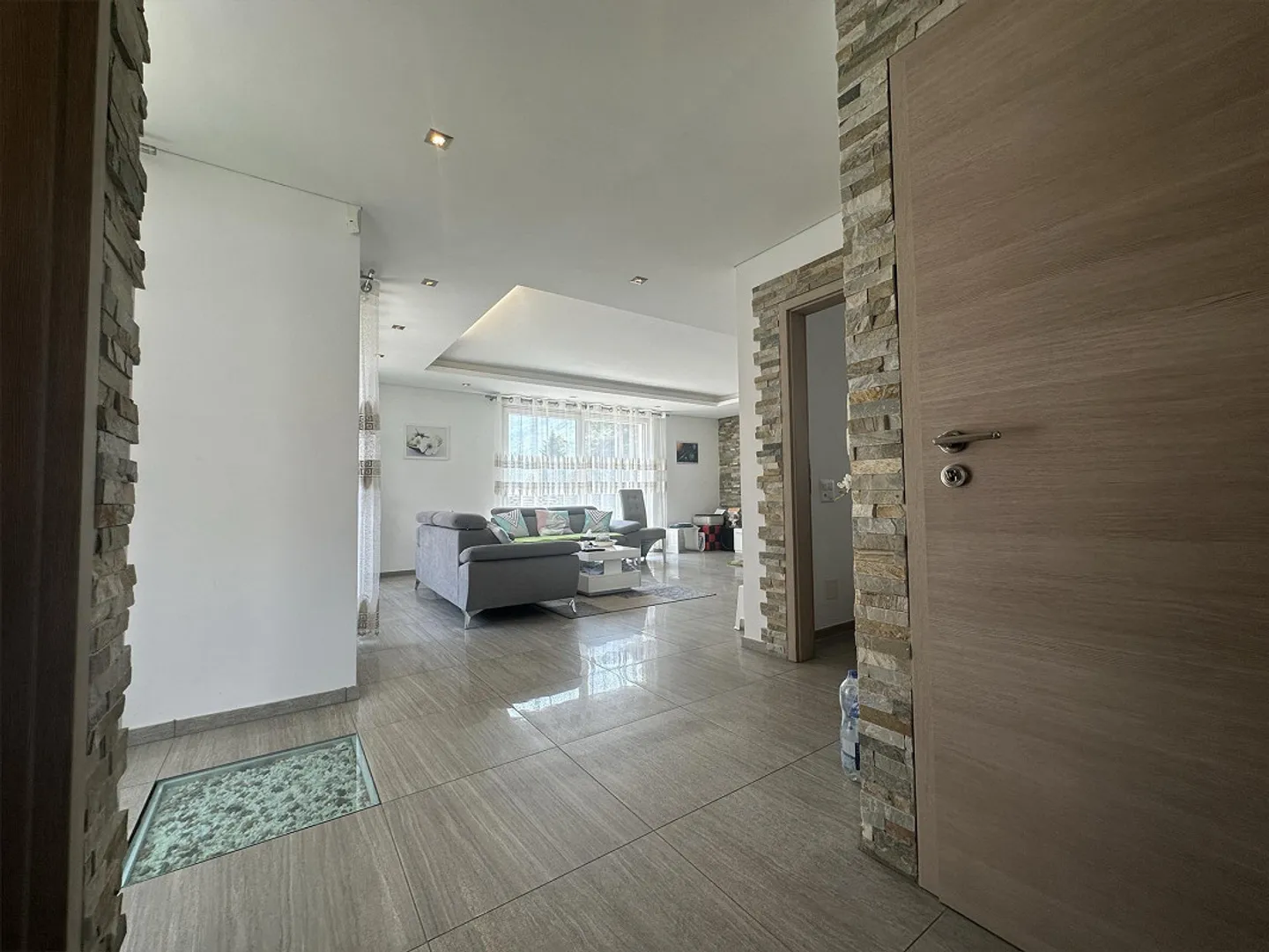 Prestigeträchtige Moderne Immobilie mit Großem Balkon und Doppelgarage - Foto 6 von 13