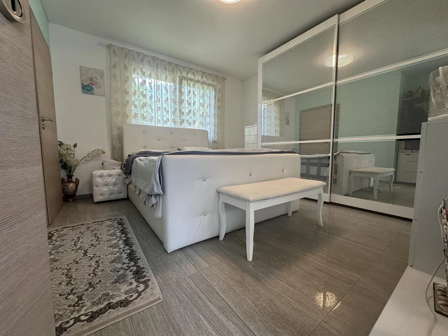 Prestigeträchtige Moderne Immobilie mit Großem Balkon und Doppelgarage - Foto 9 von 13