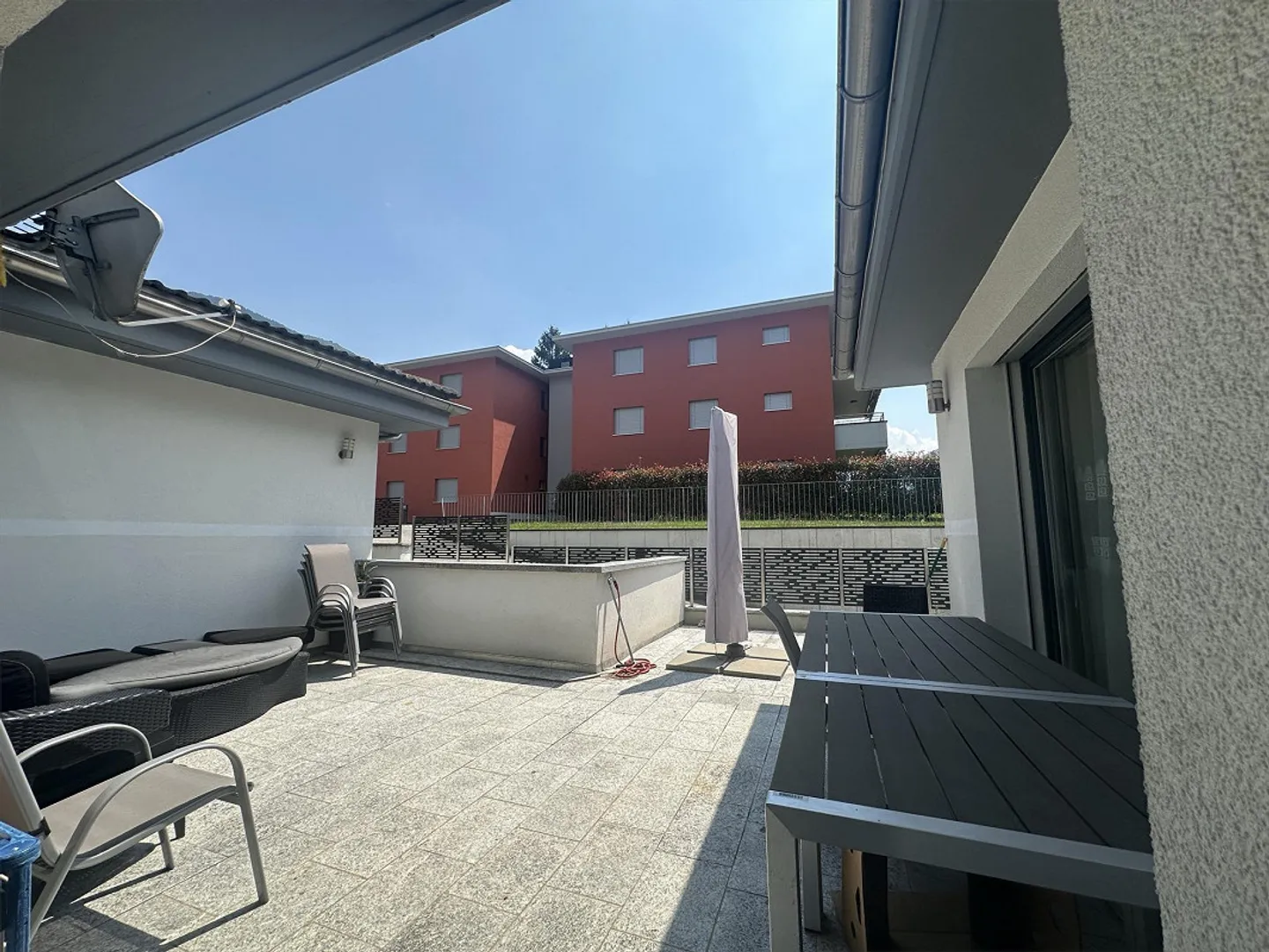 Prestigeträchtige Moderne Immobilie mit Großem Balkon und Doppelgarage - Foto 11 von 13