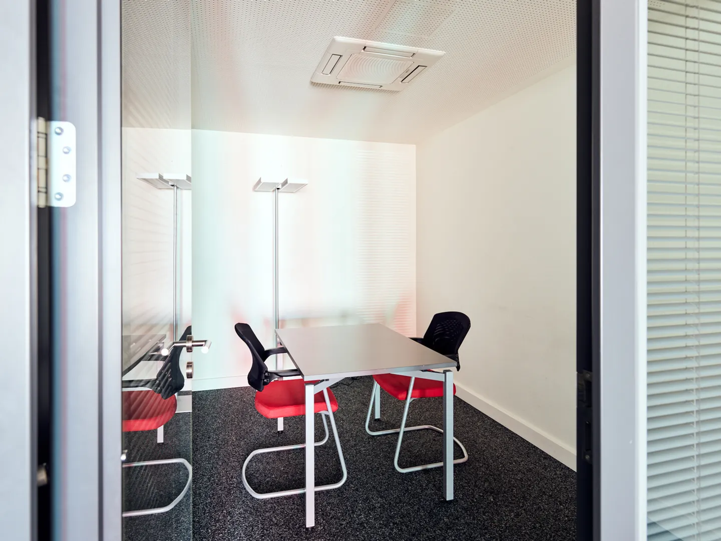 Beautiful commercial space of 70m2 for rent in the heart of Romont - Photo 3 of 6