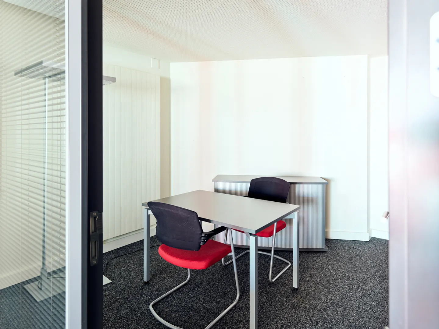 Beautiful commercial space of 70m2 for rent in the heart of Romont - Photo 4 of 6