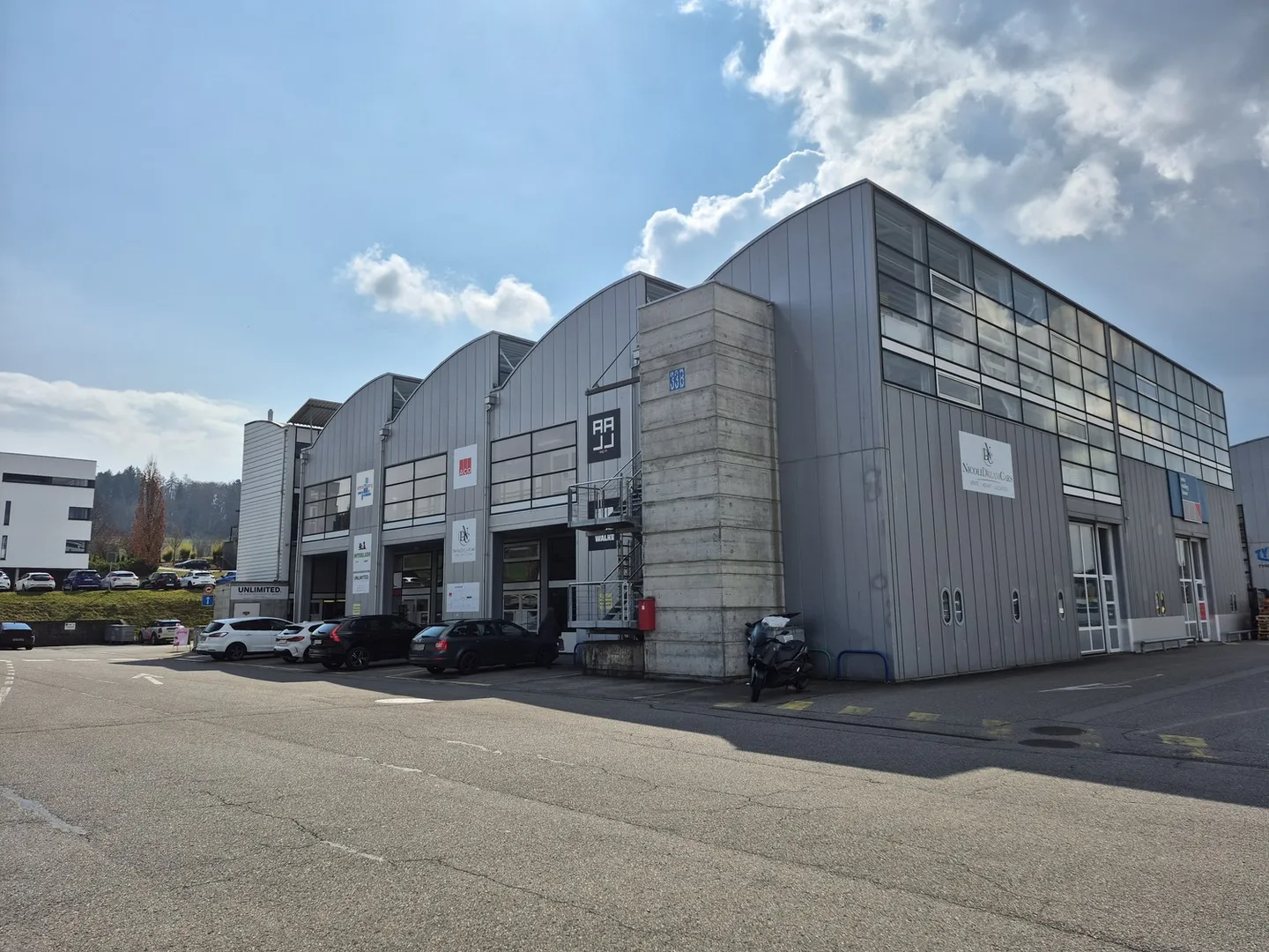 Espace de bureau attrayant dans la zone industrielle André-Piller - Photo 1 sur 13