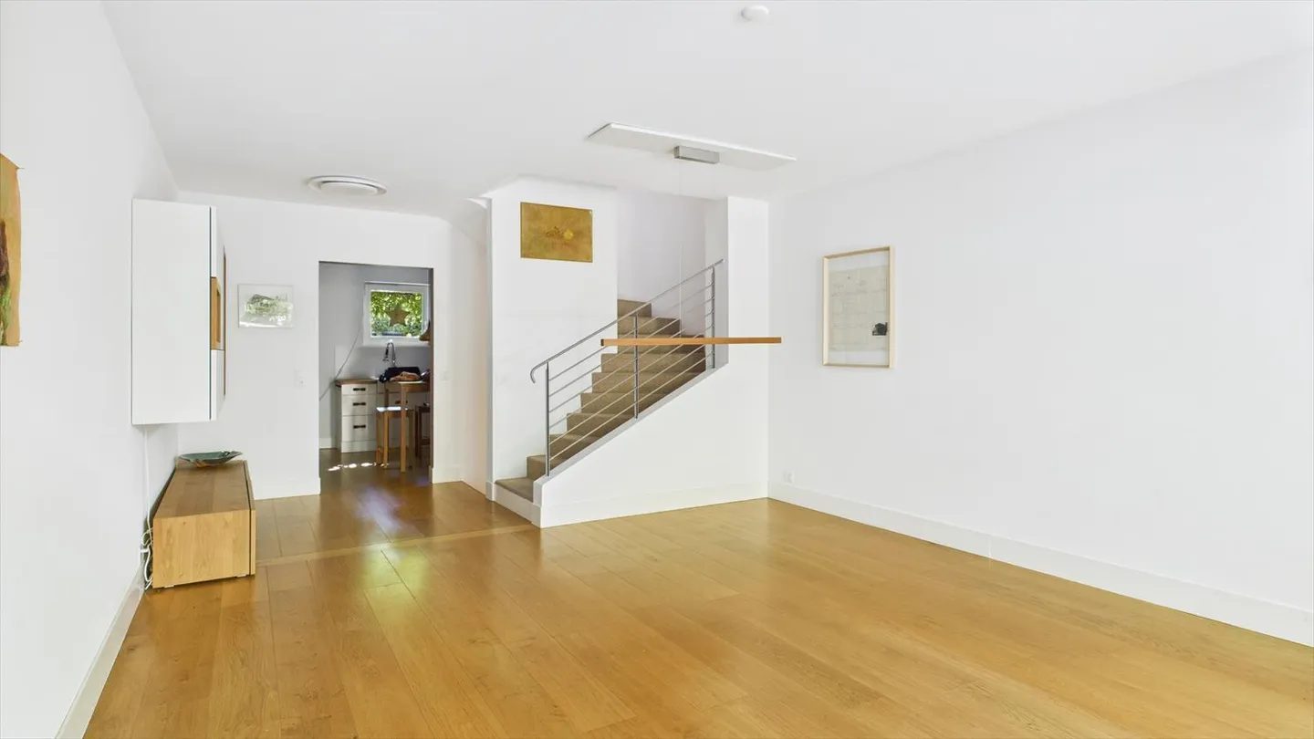 Semi-Detached House - Photo 3 of 17