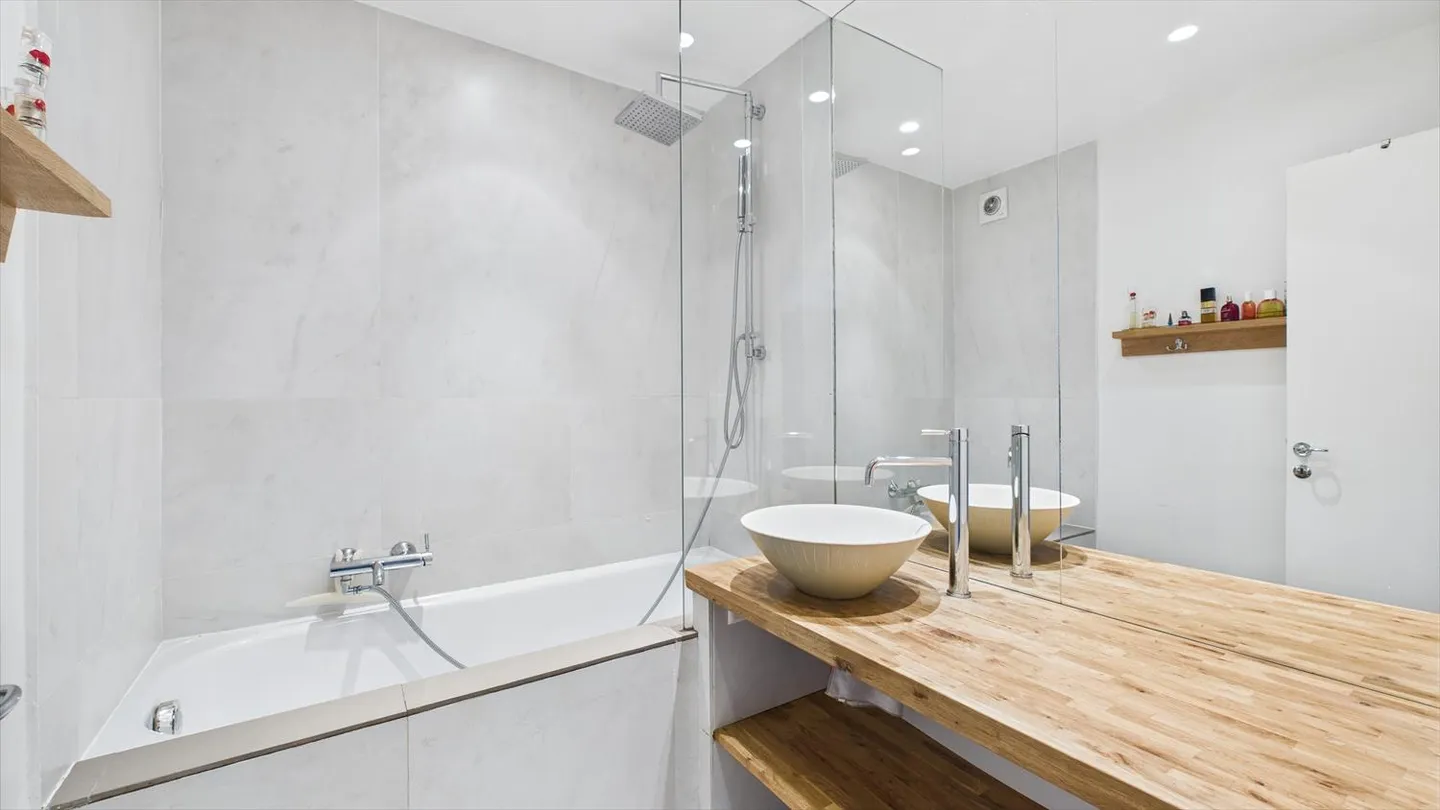 Semi-Detached House - Photo 10 of 17