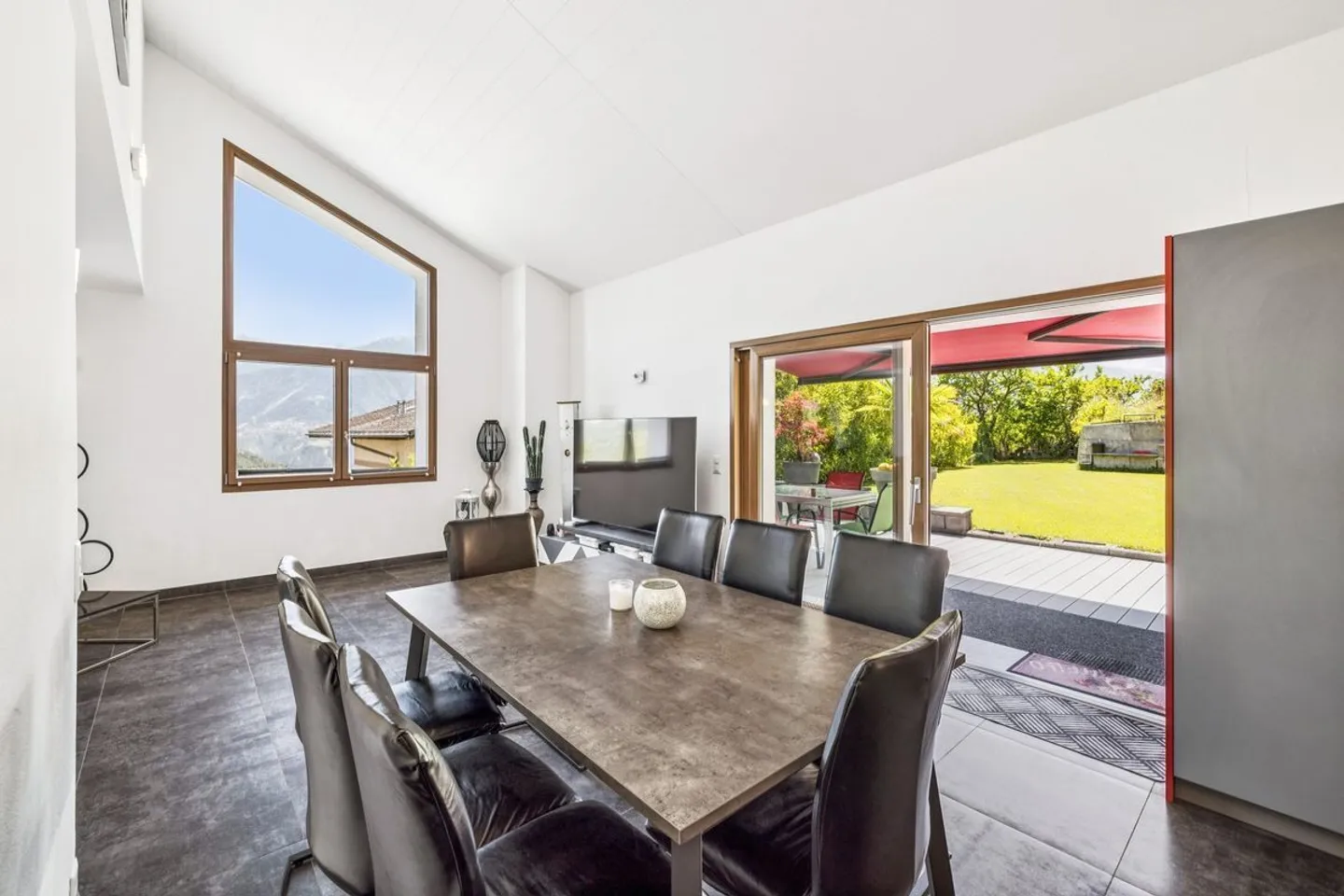 Villa spaziosa e luminosa con vista mozzafiato - inclusa un appartamento indipendente di 3,5 stanze. - Foto 4 di 11