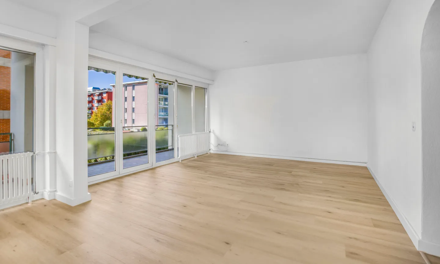 A REDDITO - COMFORTABLE AND BRIGHT 4.5 ROOMS RENOVATED IN AGNO - Photo 2 of 9