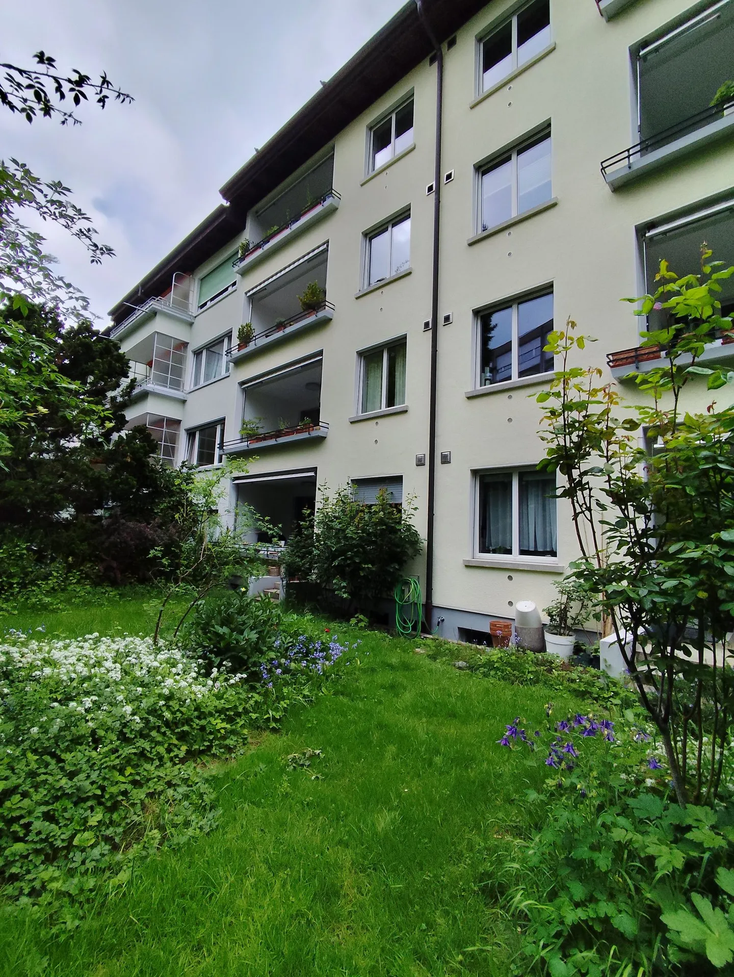 Charmante appartement 2 pièces avec balcon et mansarde - Photo 2 sur 5