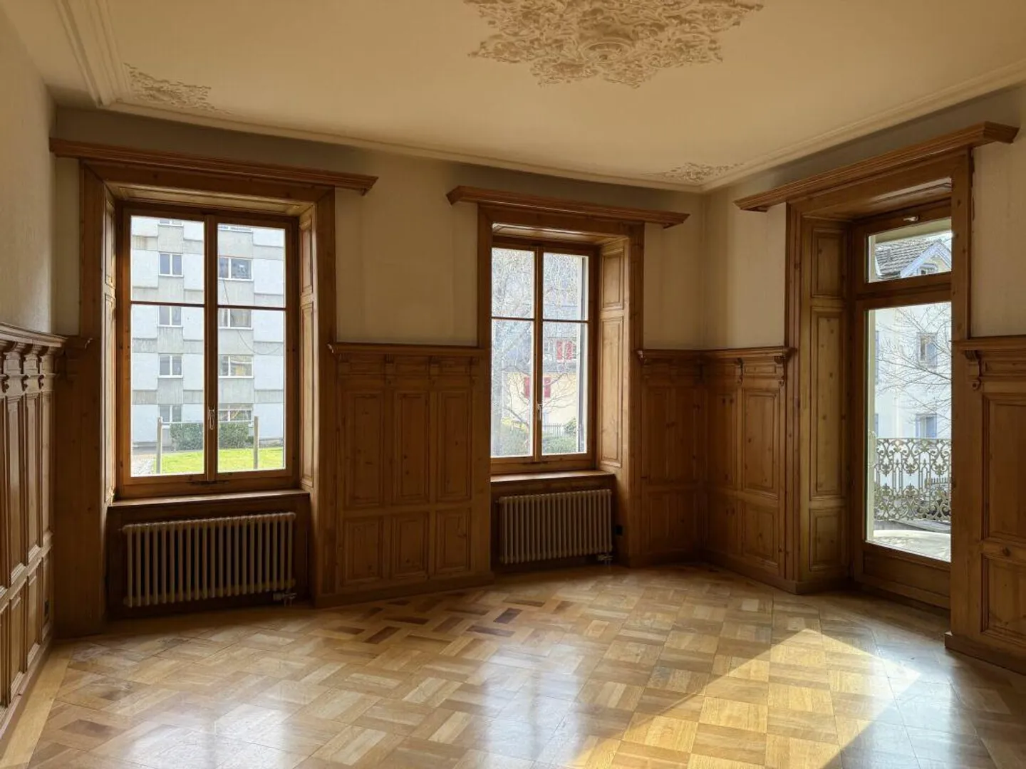 Appartamento d'epoca elegante con alti soffitti e orientamento a sud-ovest - Foto 1 di 5