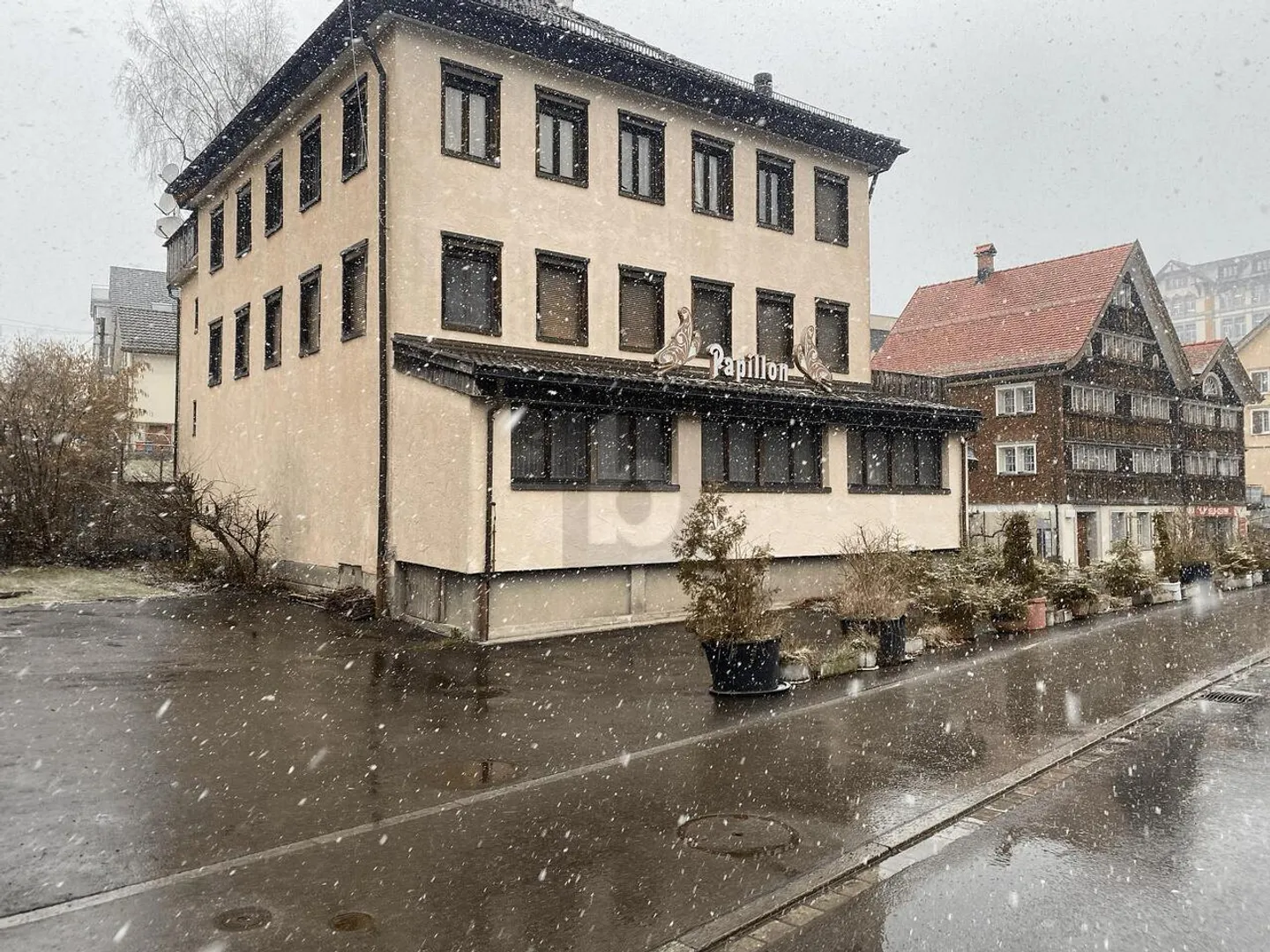 GROSSZÜGIG AN IDEALER LAGE - Foto 2 von 5