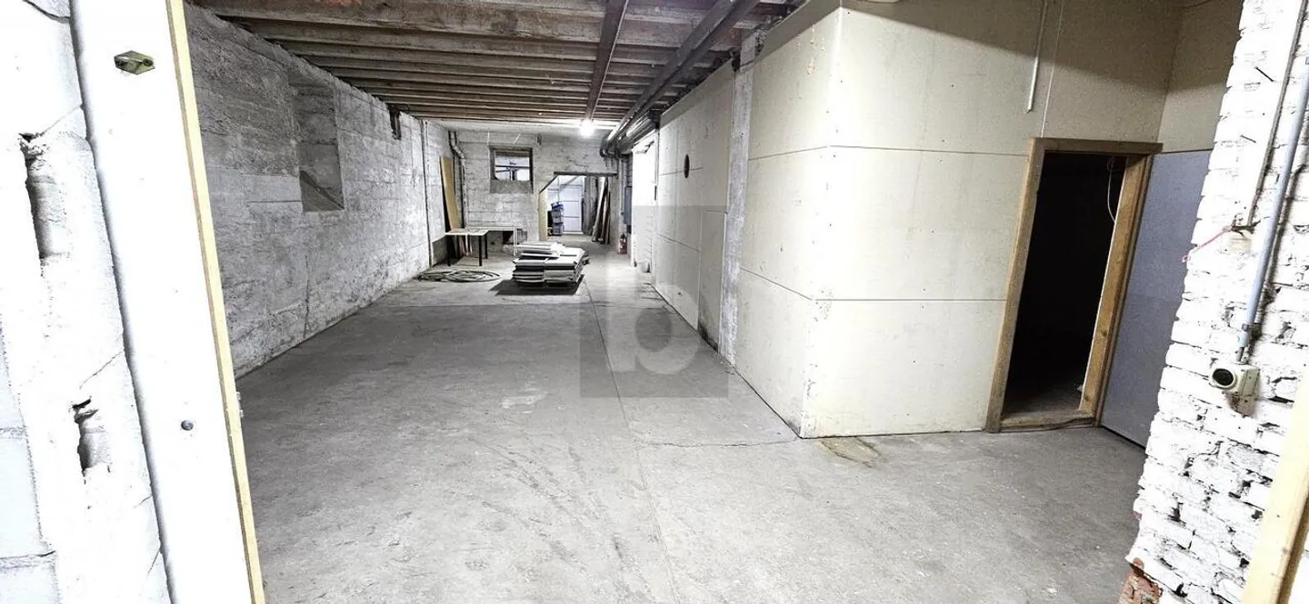 Mixed-use building for rent - Photo 1 of 6