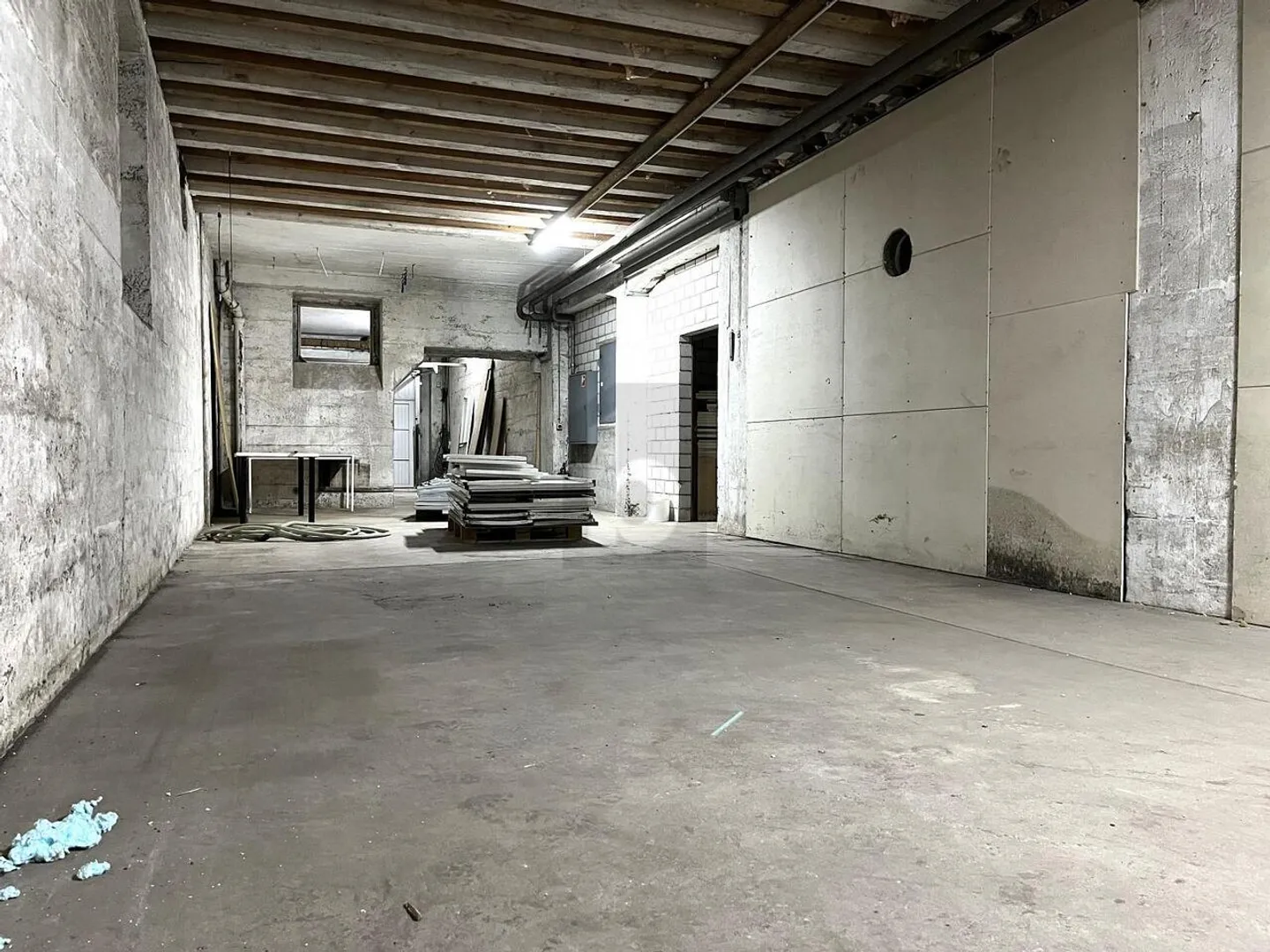 Mixed-use building for rent - Photo 2 of 6