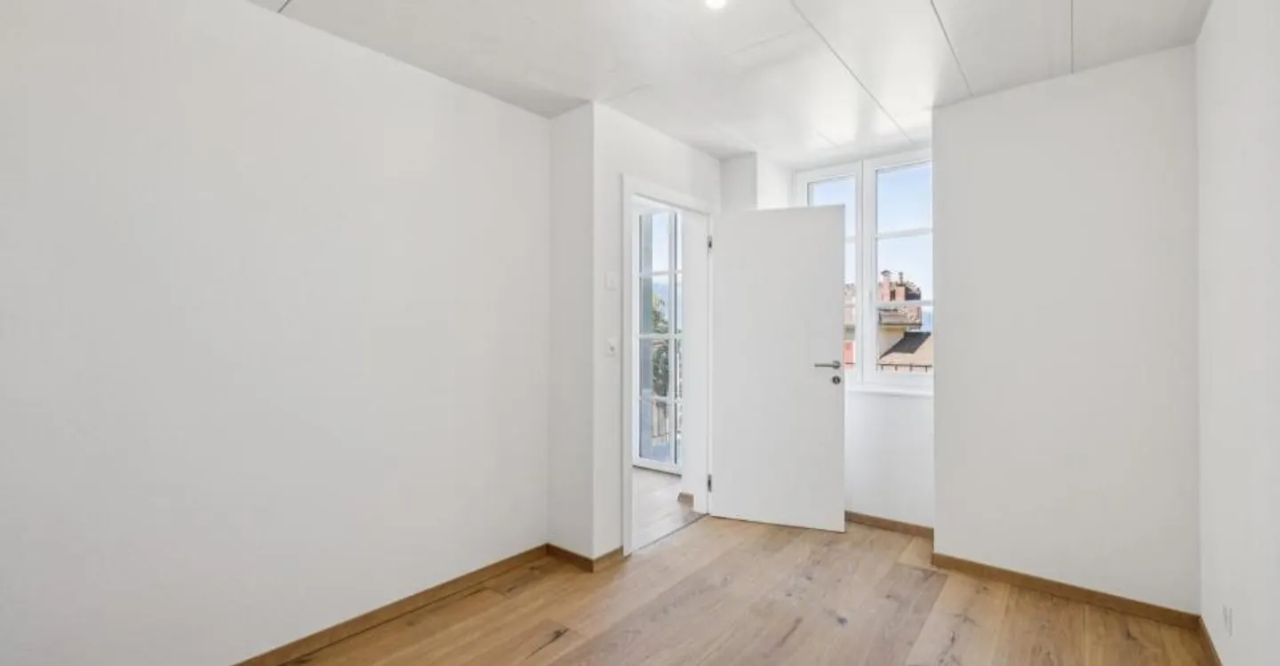 Magnificent 4.5 room renovated apartment with terrace and garden in Brent - Montreu - Photo 8 of 12