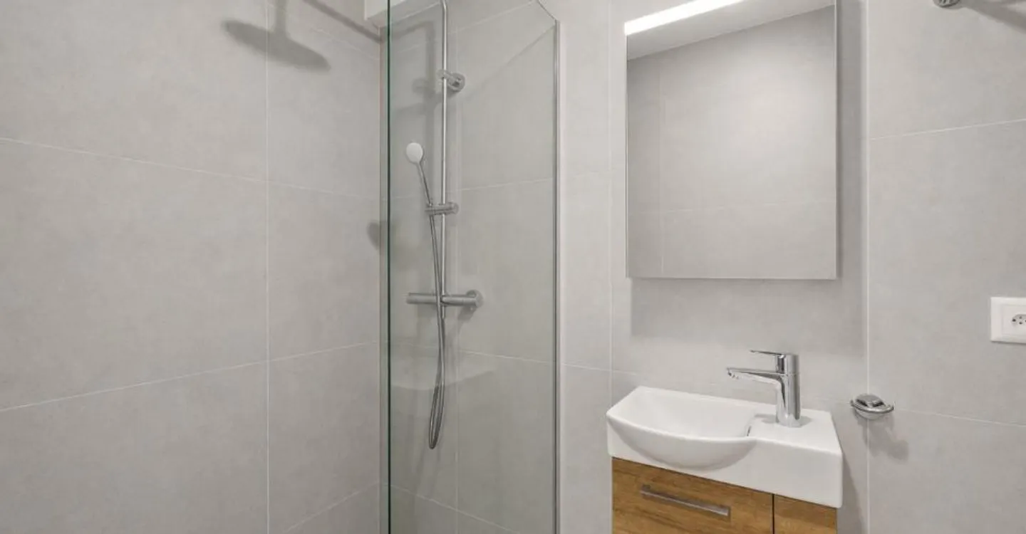 Magnificent 4.5 room renovated apartment with terrace and garden in Brent - Montreu - Photo 11 of 12