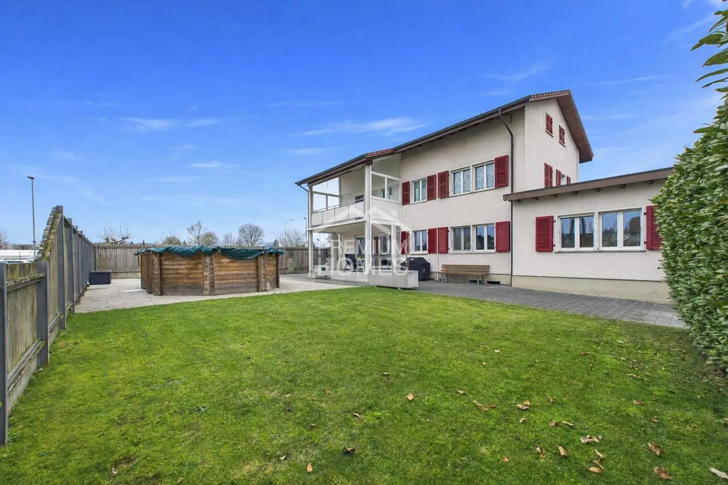 Cette propriété pourrait vous surprendre ! - Photo 1 sur 13