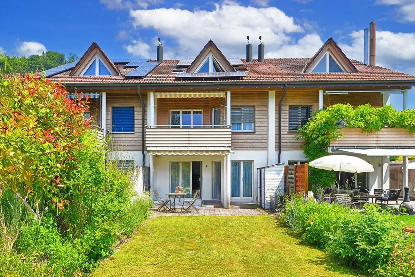 Row house for sale - Photo 1 of 11