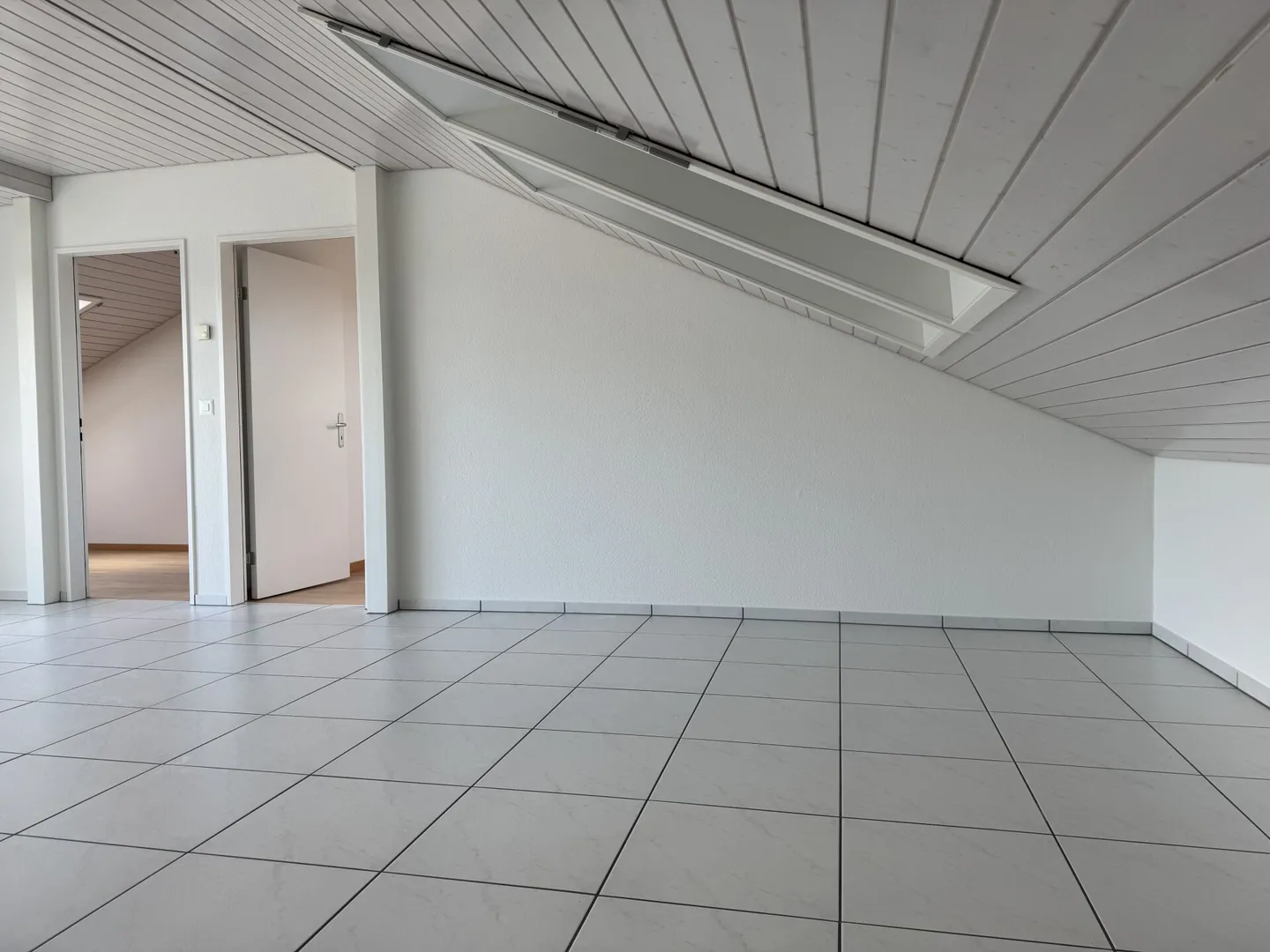 Exclusive attic apartment in Sursee - Photo 3 of 11