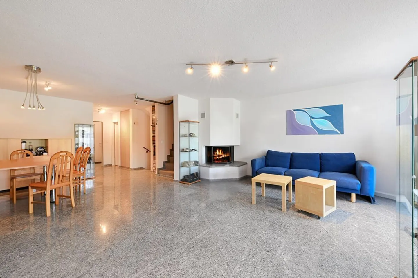 Row house for sale - Photo 2 of 11