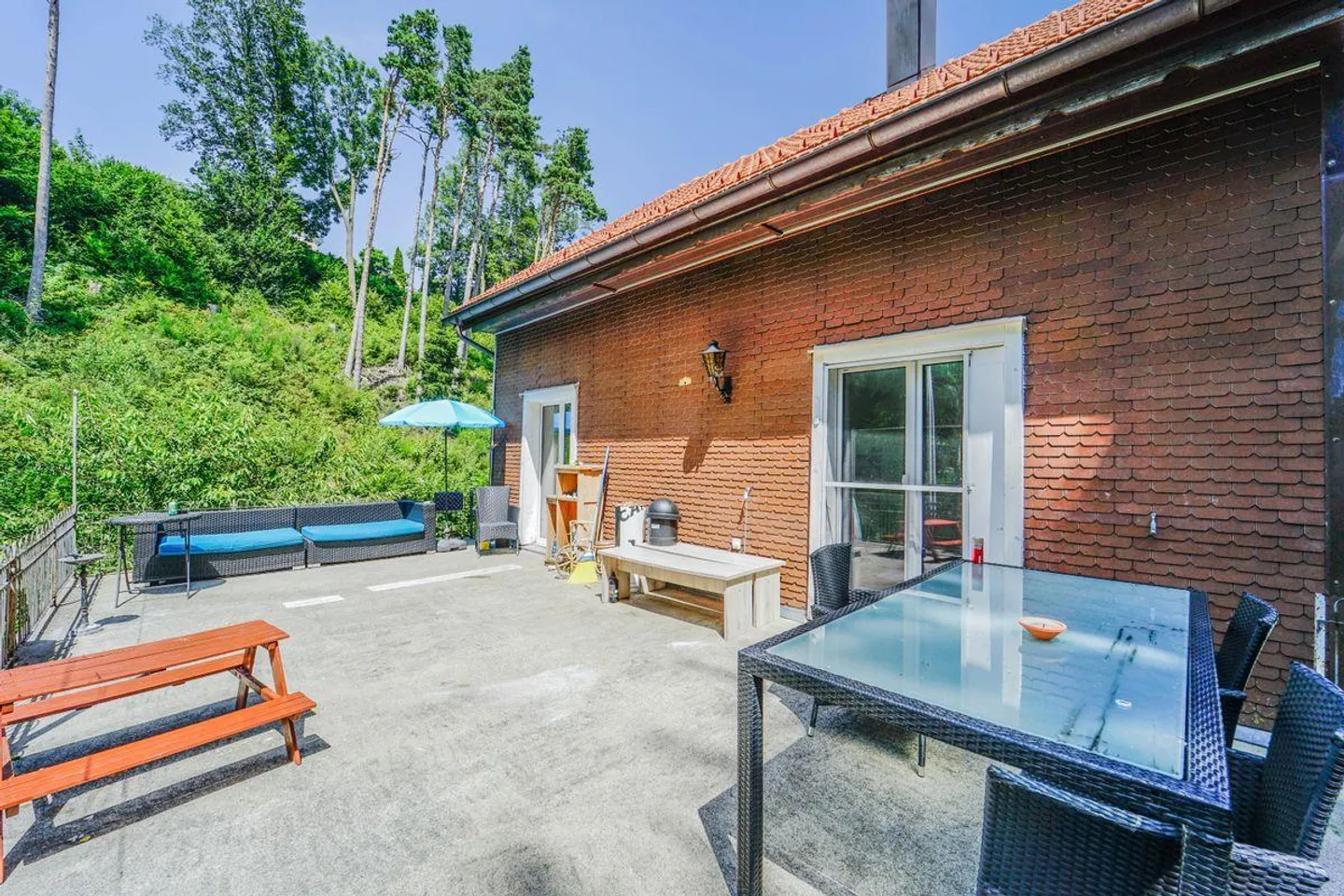 Two-family house in a quiet and friendly location - Photo 8 of 13