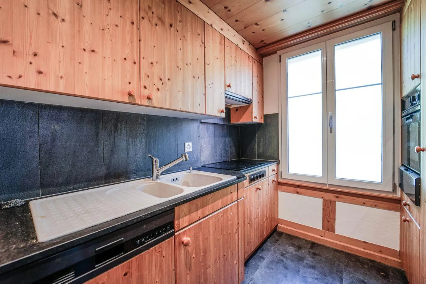 Two-family house in a quiet and friendly location - Photo 10 of 13
