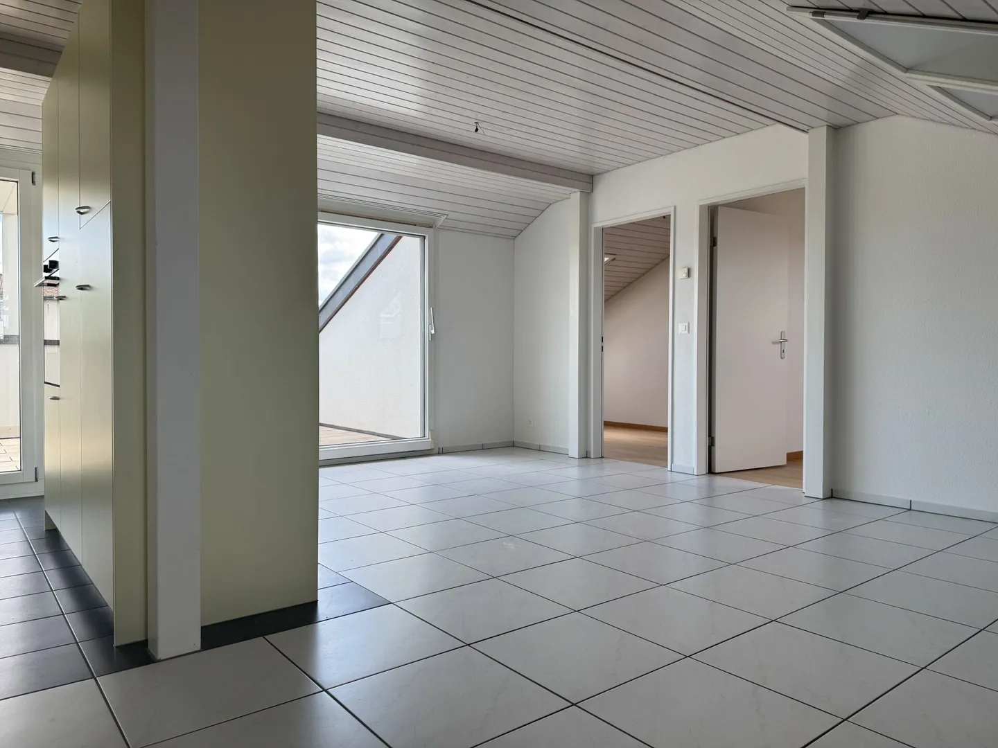 Exclusive attic apartment in Sursee - Photo 4 of 11