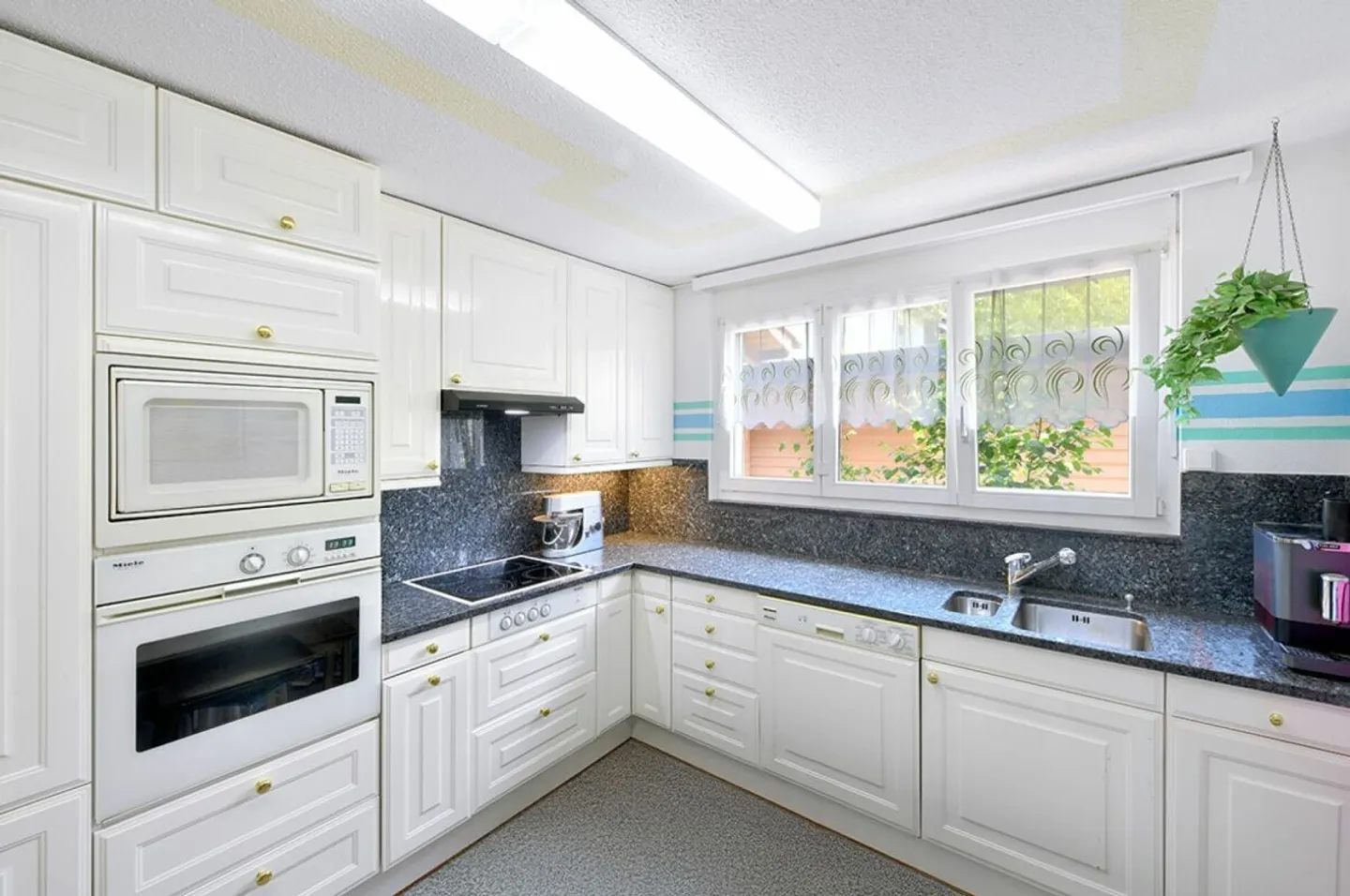 Row house for sale - Photo 3 of 11