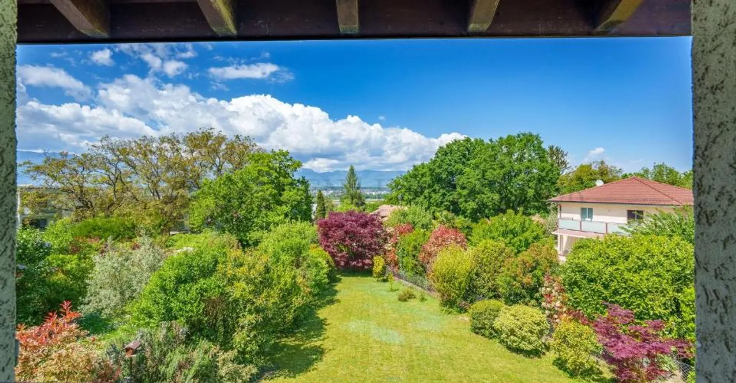 Große 7-Zimmer-Villa mit schönem sonnigen Garten - Foto 3 von 13