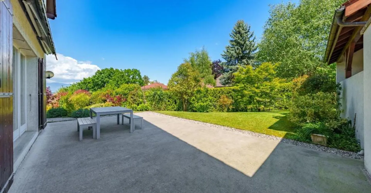 Große 7-Zimmer-Villa mit schönem sonnigen Garten - Foto 1 von 13