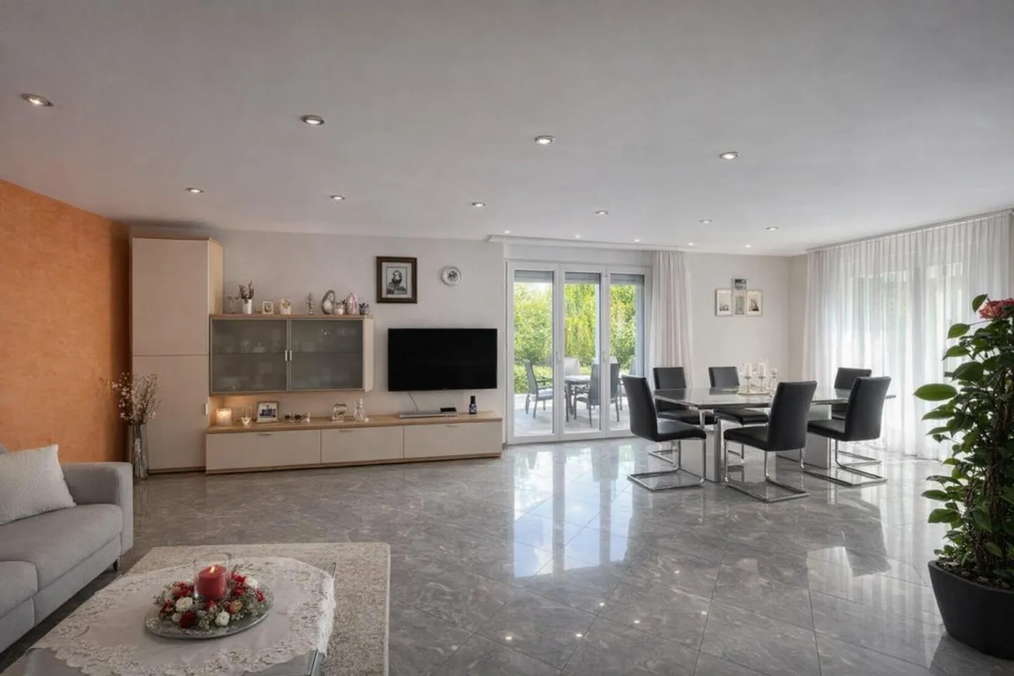 Family Paradise in a Popular and Sunny Residential Area - Photo 4 of 10