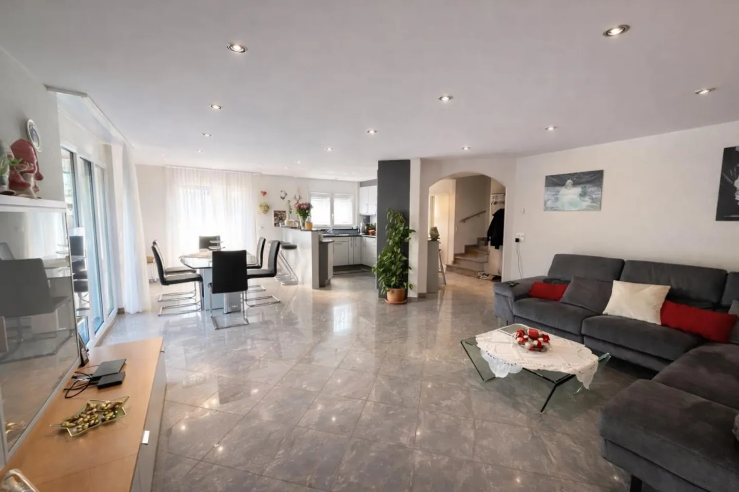 Family Paradise in a Popular and Sunny Residential Area - Photo 5 of 10