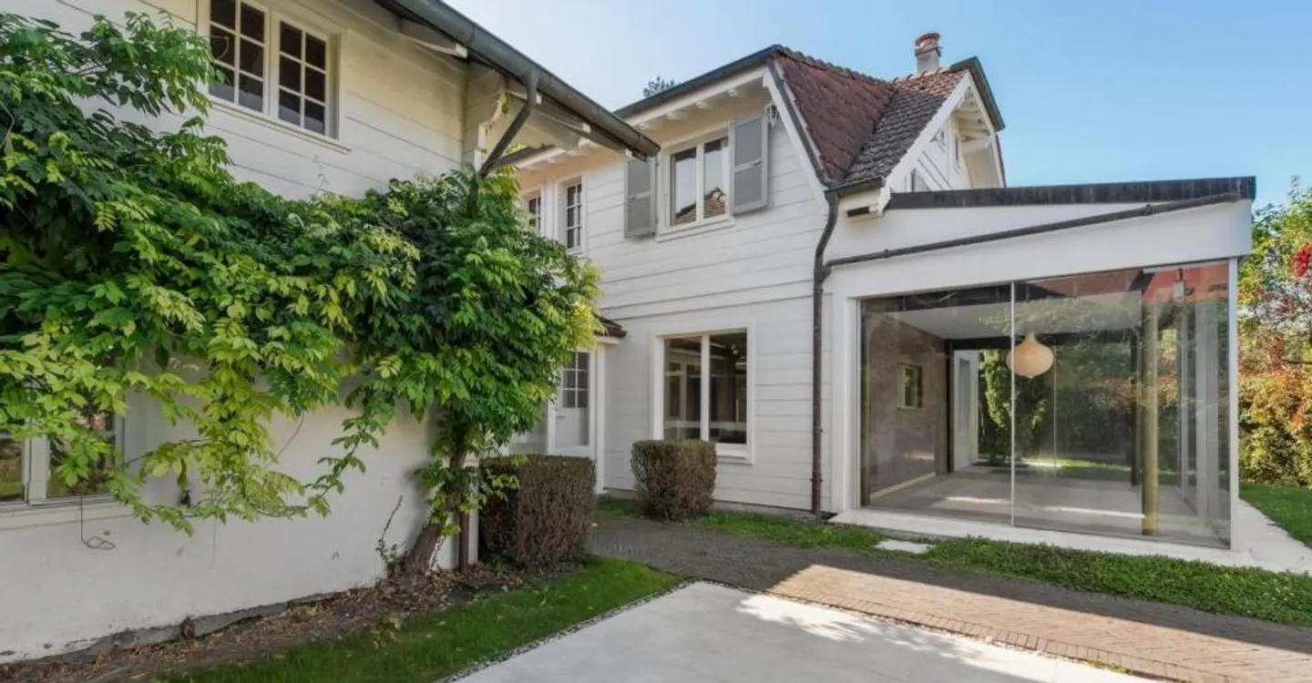 Magnificent renovated family property in the heart of Bellevue - Photo 2 of 10