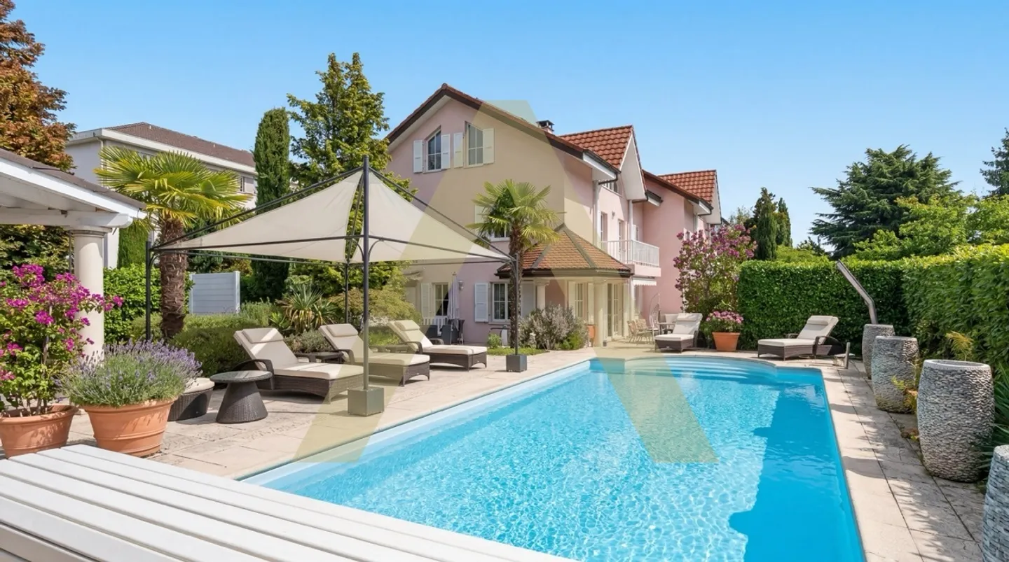 Eine Villa mit außergewöhnlichen Volumen, nur wenige Schritte vom Strand entfernt - Foto 1 von 11