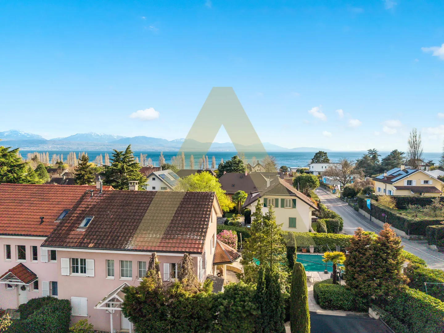 Eine Villa mit außergewöhnlichen Volumen, nur wenige Schritte vom Strand entfernt - Foto 2 von 11