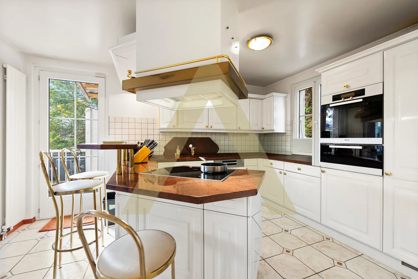 Eine Villa mit außergewöhnlichen Volumen, nur wenige Schritte vom Strand entfernt - Foto 6 von 11