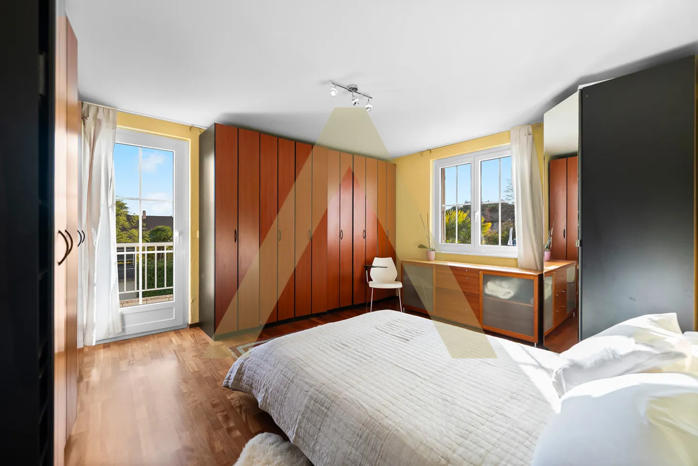 Eine Villa mit außergewöhnlichen Volumen, nur wenige Schritte vom Strand entfernt - Foto 9 von 11