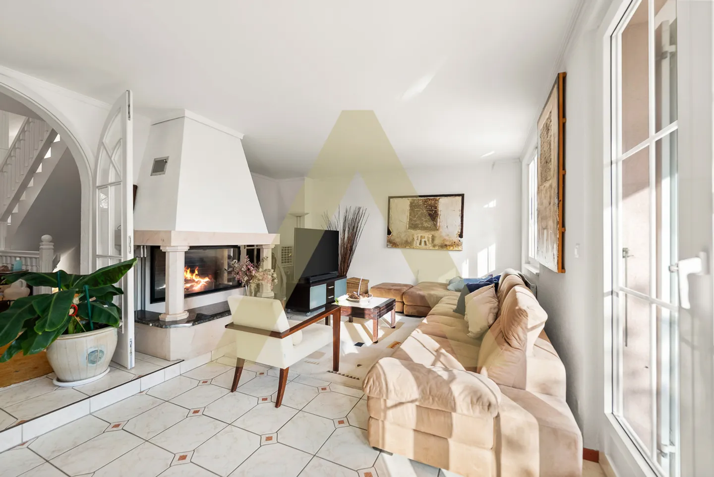 Eine Villa mit außergewöhnlichen Volumen, nur wenige Schritte vom Strand entfernt - Foto 4 von 11