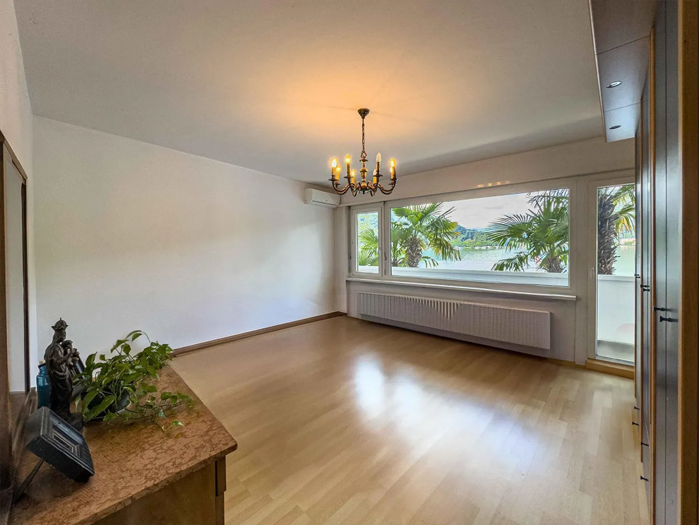 Villa directly on the lake with private boat moorings - Photo 8 of 16