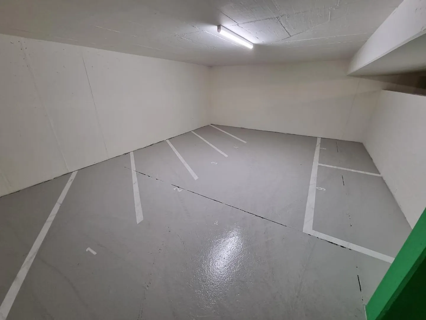 Motorcycle parking spaces in prime location in Spreitenbach - Photo 1 of 1