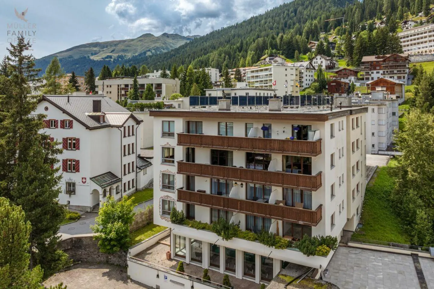 Charmante 2 1/2 Zimmer-Wohnung mit atemberaubendem Panoramablick in... - Foto 1 von 13