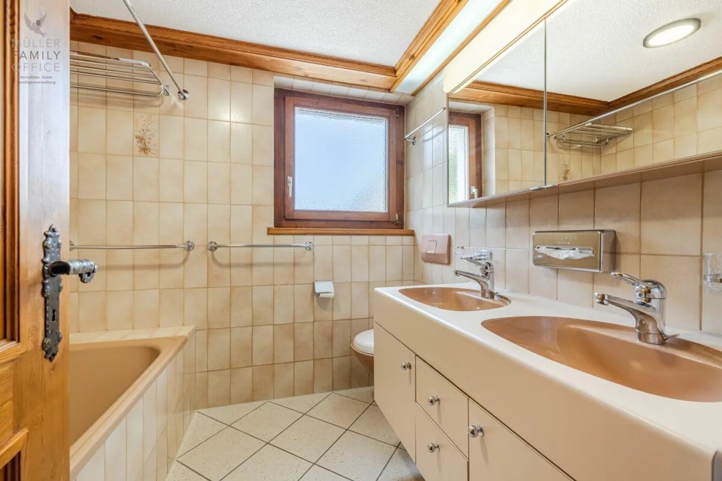 Charmante 2 1/2 Zimmer-Wohnung mit atemberaubendem Panoramablick in... - Foto 9 von 13